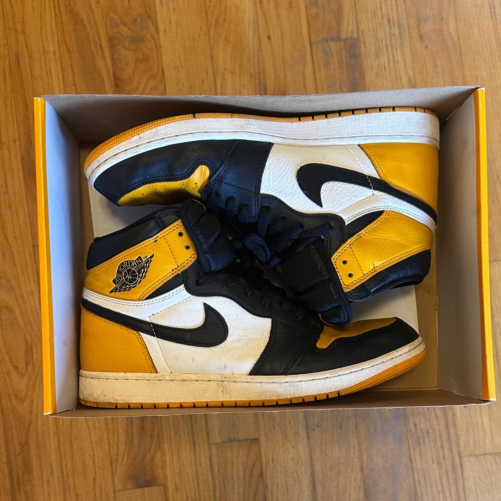 Nike Men's Black, White, and Yellow Sneakers